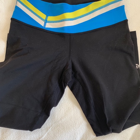 Lululemon Wunder Under Crops in luon + reversible - Picture 3 of 4